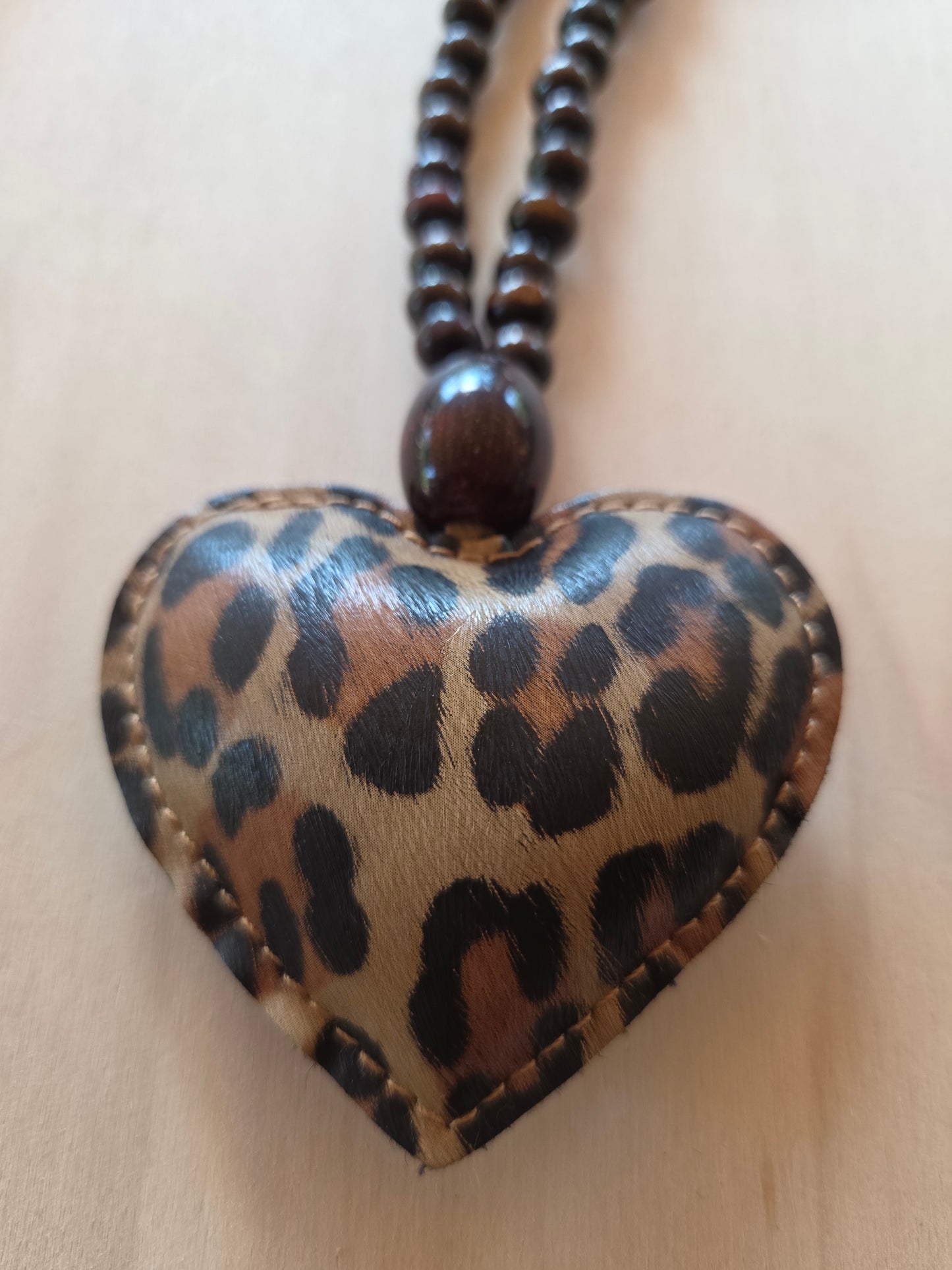 Halskette Holzperlen mit Leo Herz groß braun