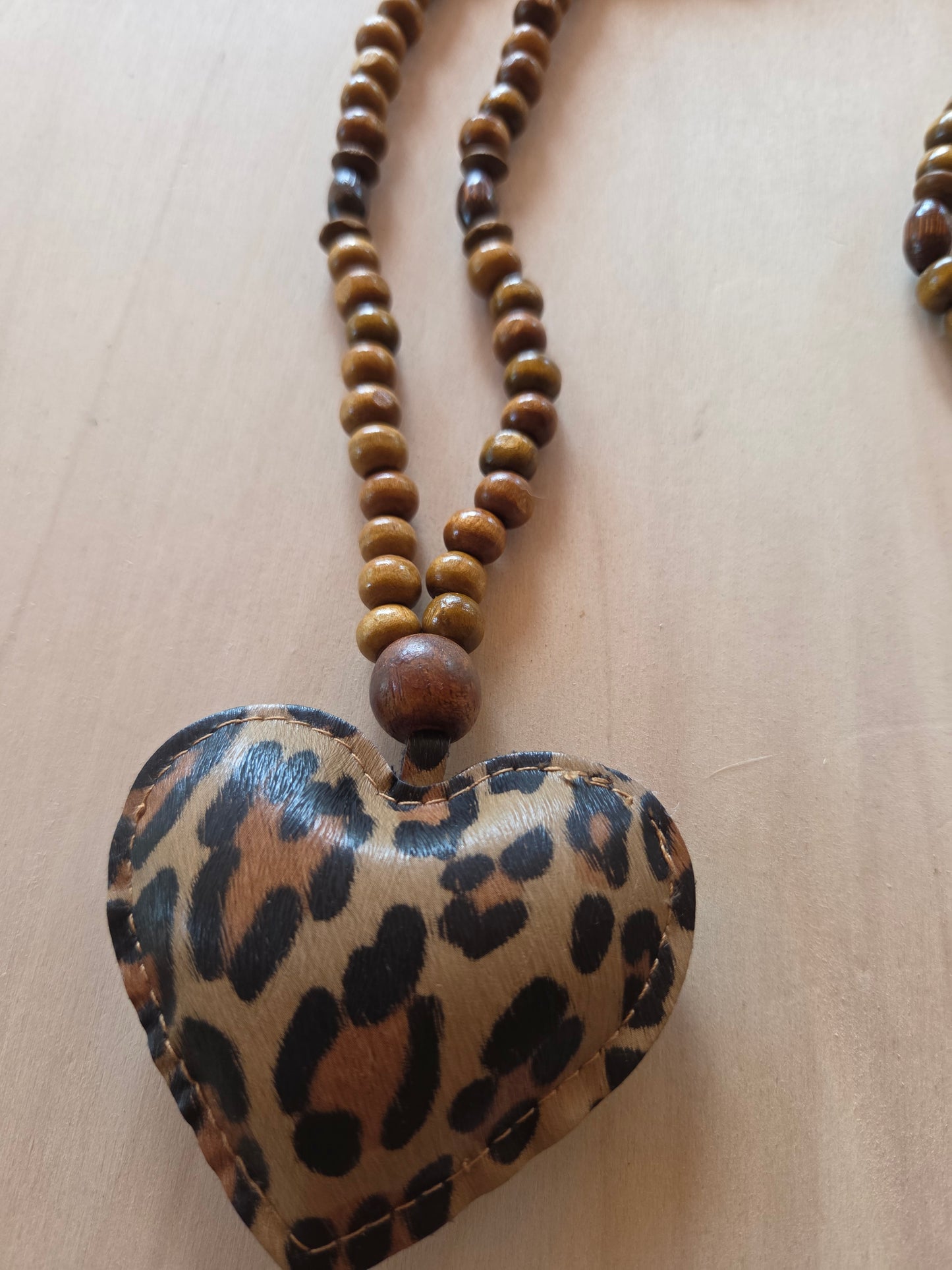Halskette mit Holzperlen braun und Leo Herz groß