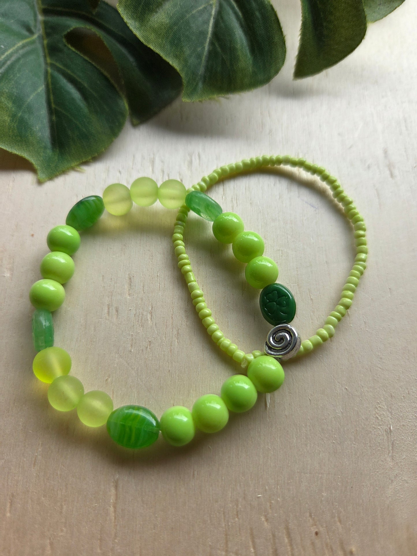 Armbänder 3er Set Lindgrün mit Blüten Perlen