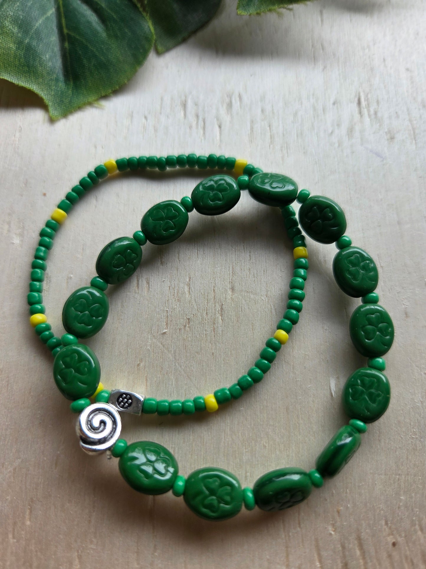 Armbänder 3 er Set grün mit Blüten Perlen Gelb