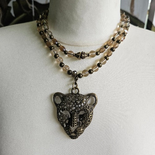 Halskette Glasperlen hellbraun  mit Anhänger Metall Leopard