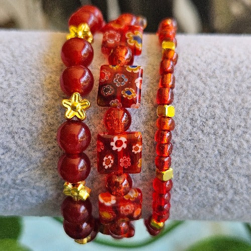 Armbänder Perlen 3er-Set rot mit Blüten
