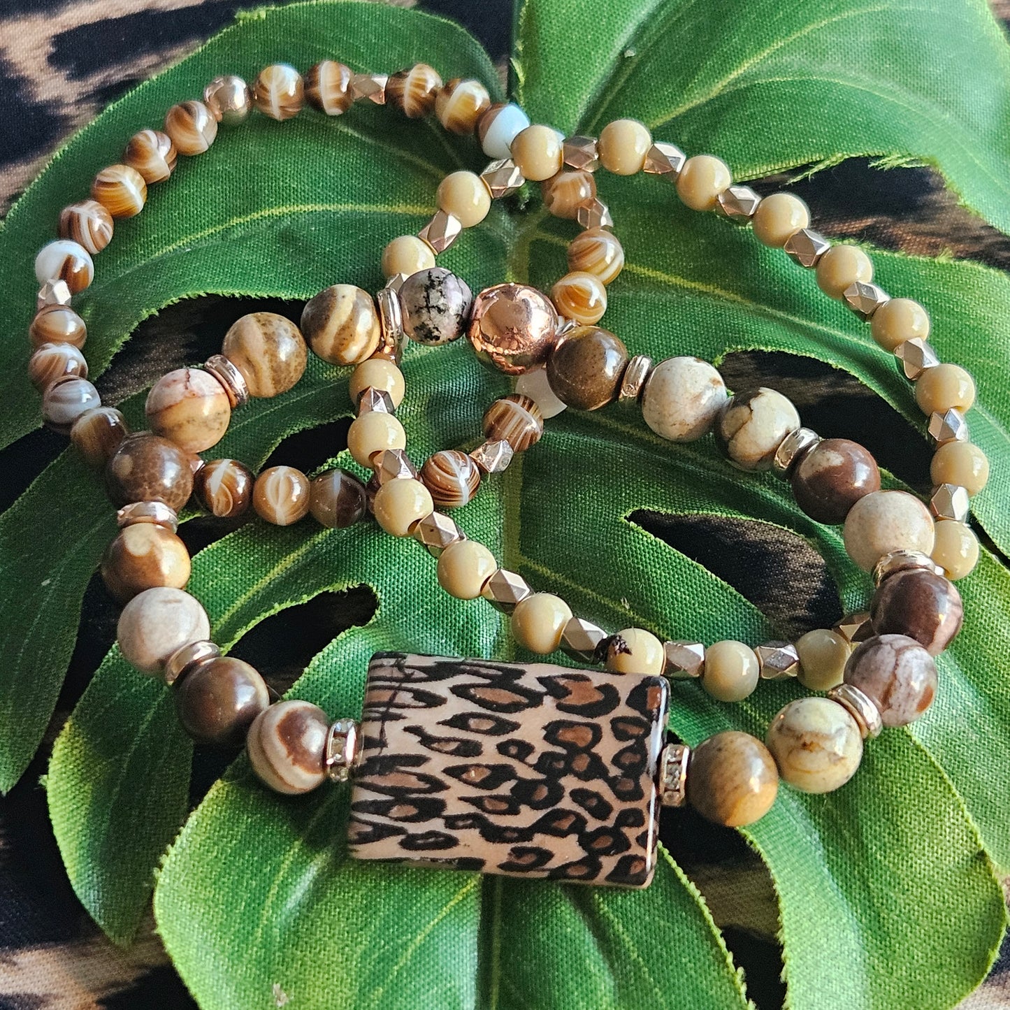 Armbänder Naturstein mit Deko Leoplatte