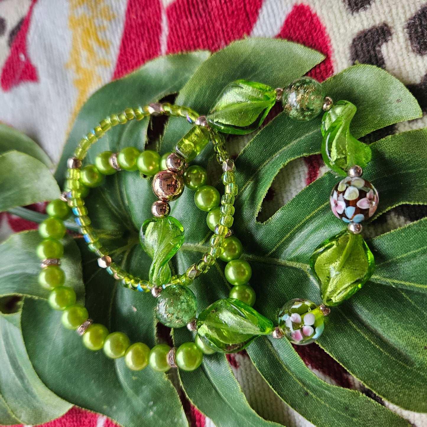 Glas/Perlen Armbänder 3 er Set mit Blüten grün