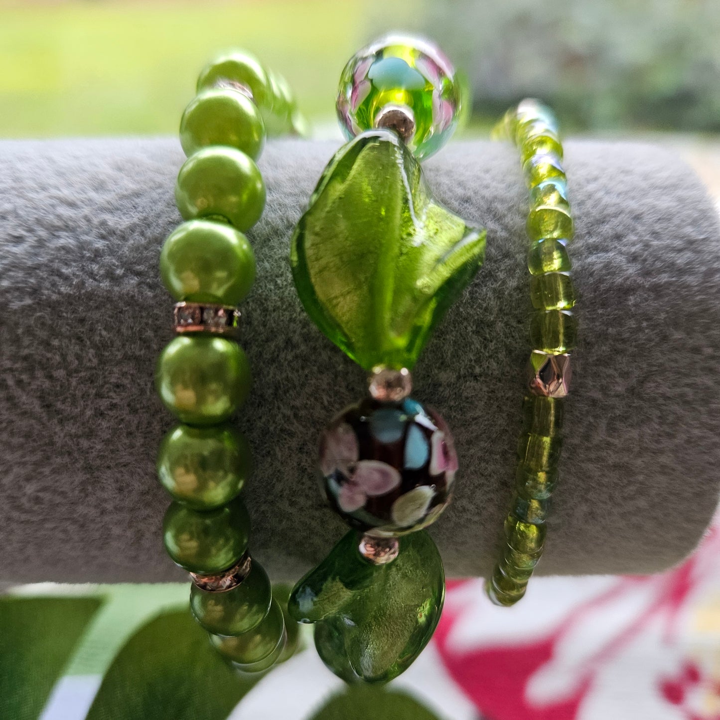 Glas/Perlen Armbänder 3 er Set mit Blüten grün