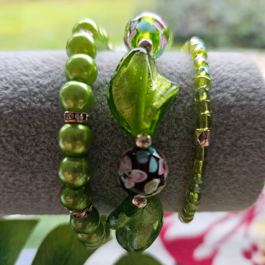 Glas/Perlen Armbänder 3 er Set mit Blüten grün