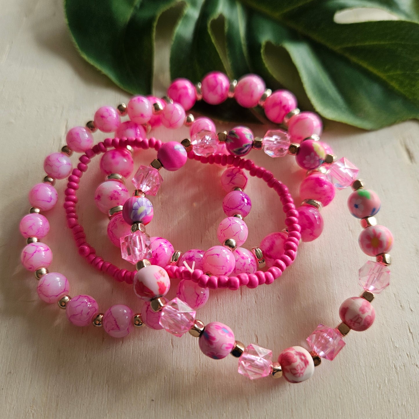 Armbänder 4 er Set  Rosa/Pink mit bunten Perlen