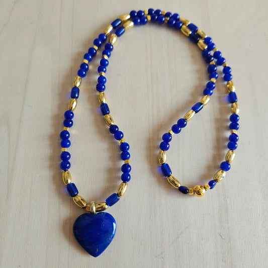 Halskette Perlen Blau mit Herz Lapis Lazuli