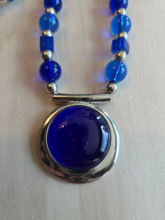 Halskette mit Perlen Blau und AH Blau