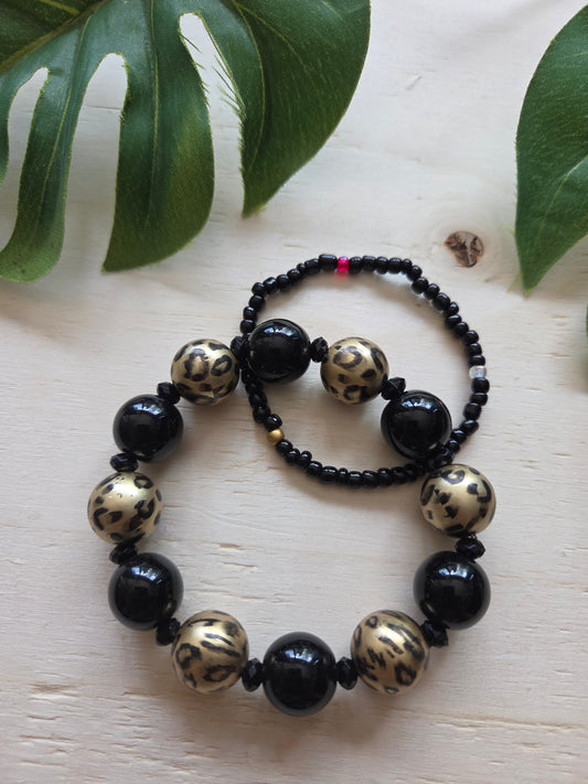 Armbänder 2er-Set schwarz mit Leo Kugeln