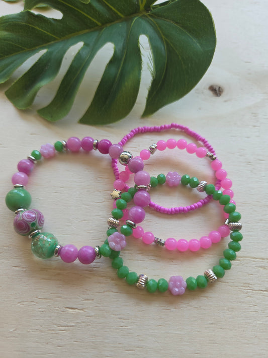 Armbänder Rosa/Grüne Perlen mit Blüten 4er-Set