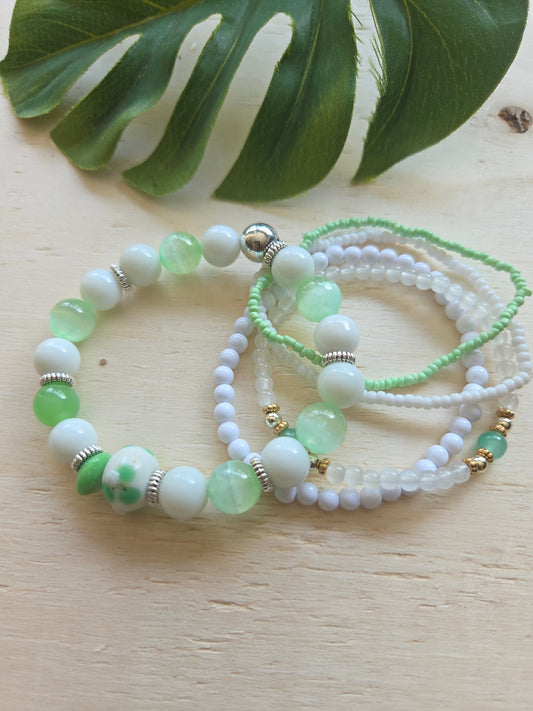 Armbänder grün/weiß 5er-Set mit Kleeblatt Perle