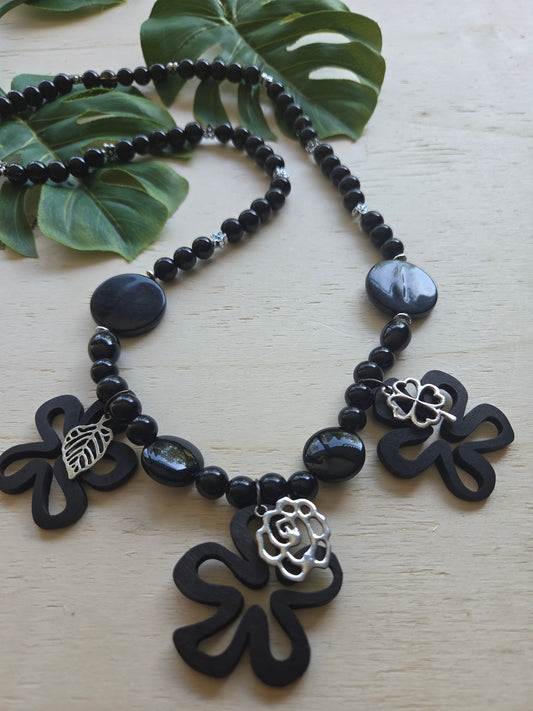 Halskette mit Blüten schwarz