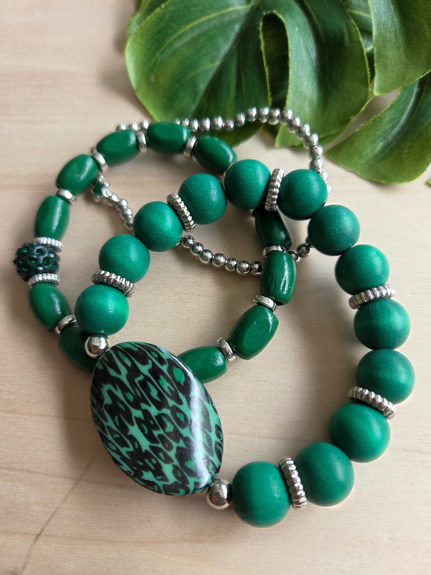 Armbänder grün mit Leo Perle grün 3er-Set