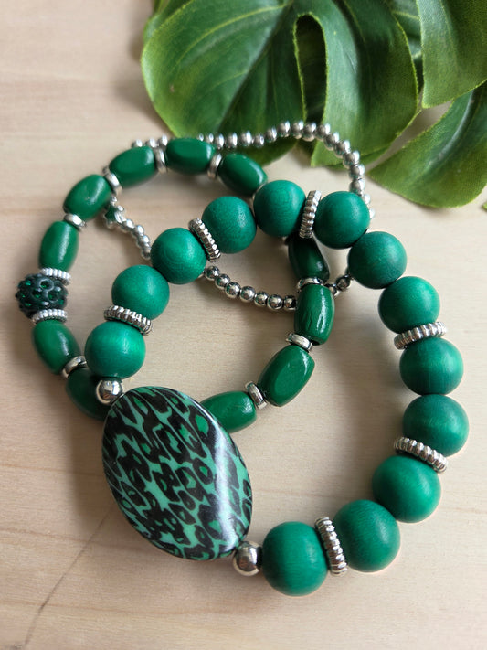 Armbänder grün mit Leo Perle grün 3er-Set