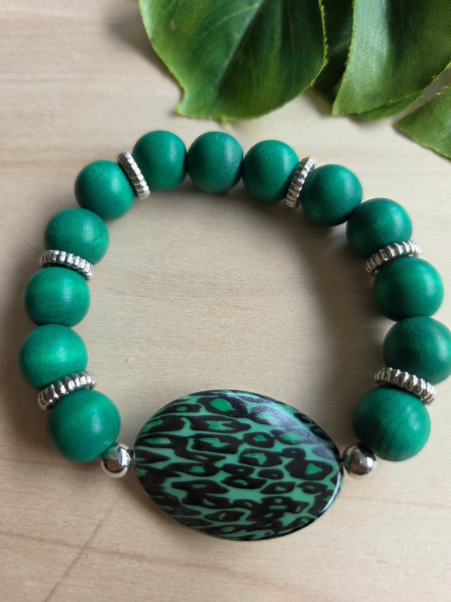 Armbänder grün mit Leo Perle grün 3er-Set