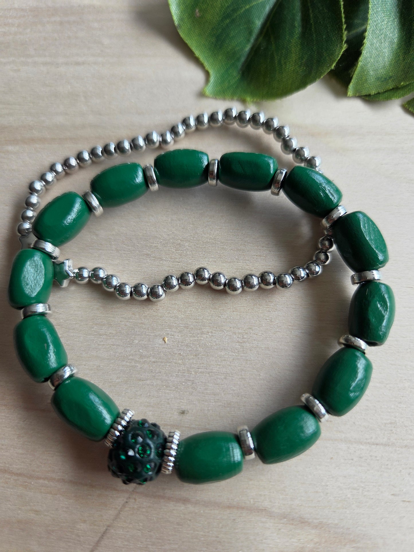 Armbänder grün mit Leo Perle grün 3er-Set