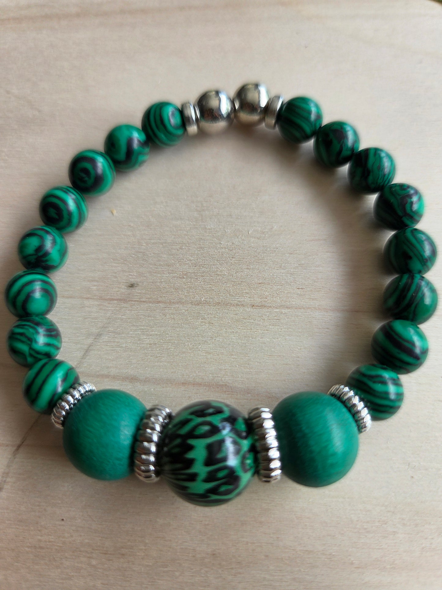 Armbänder grün mit Leo Perle  3er-Set