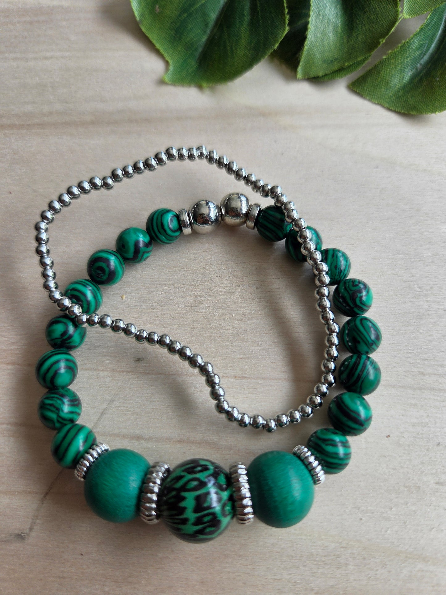 Armbänder grün mit Leo Perle  3er-Set