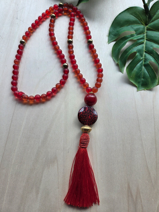 Halskette Rot mit Quaste und Leo
