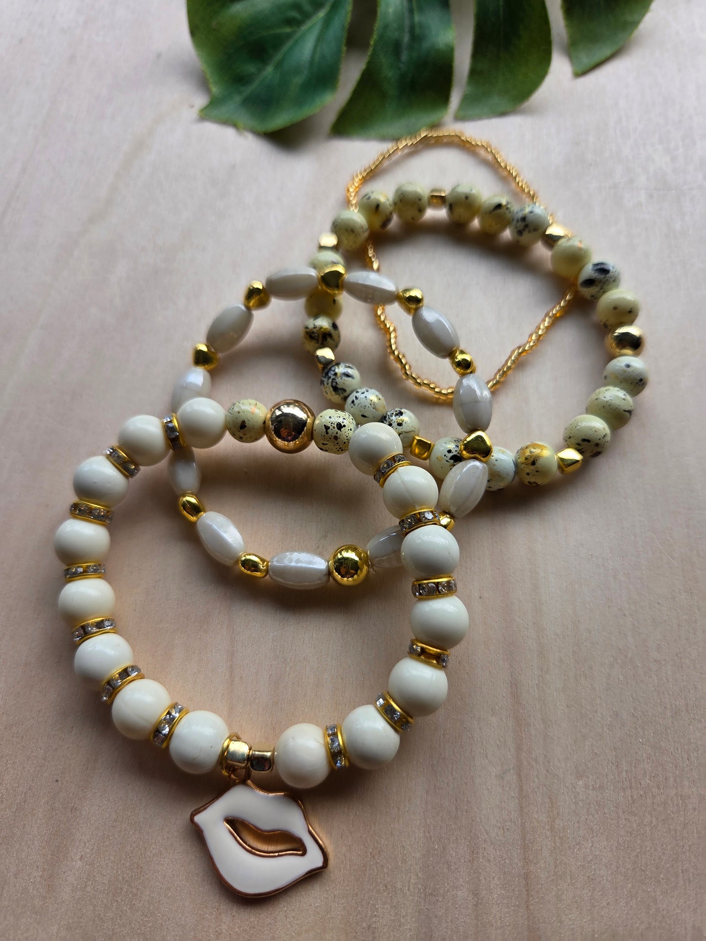Armbänder Natur beige mit AH Kuss 4er-Set