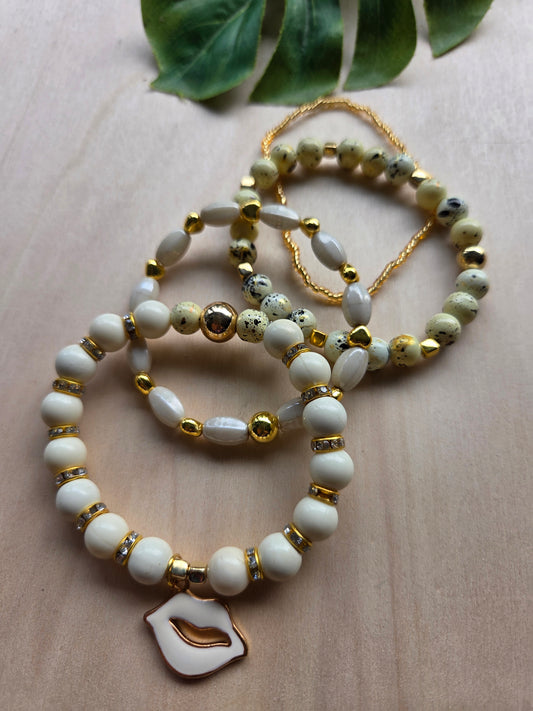 Armbänder Natur beige mit AH Kuss 4er-Set