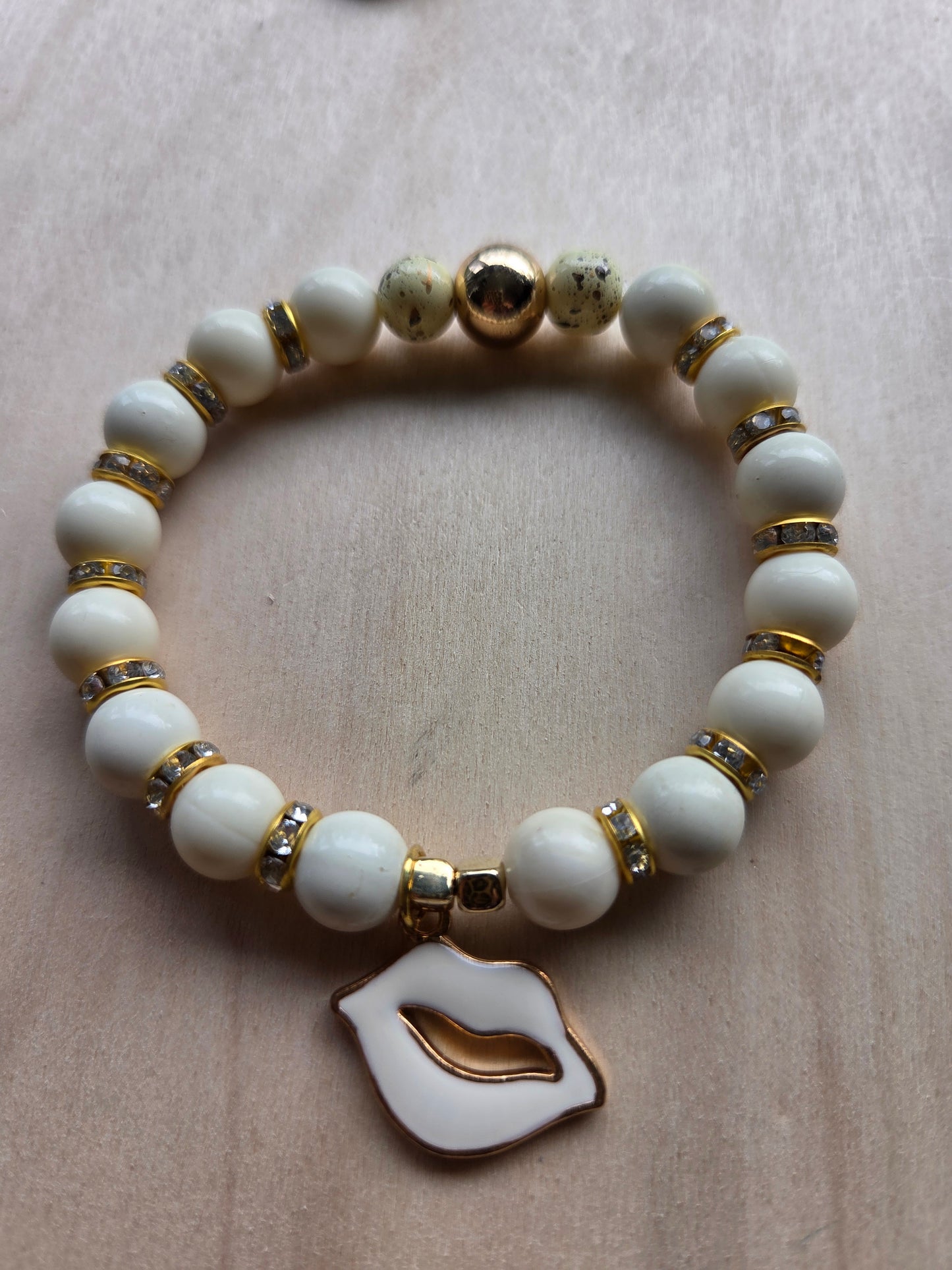 Armbänder Natur beige mit AH Kuss 4er-Set
