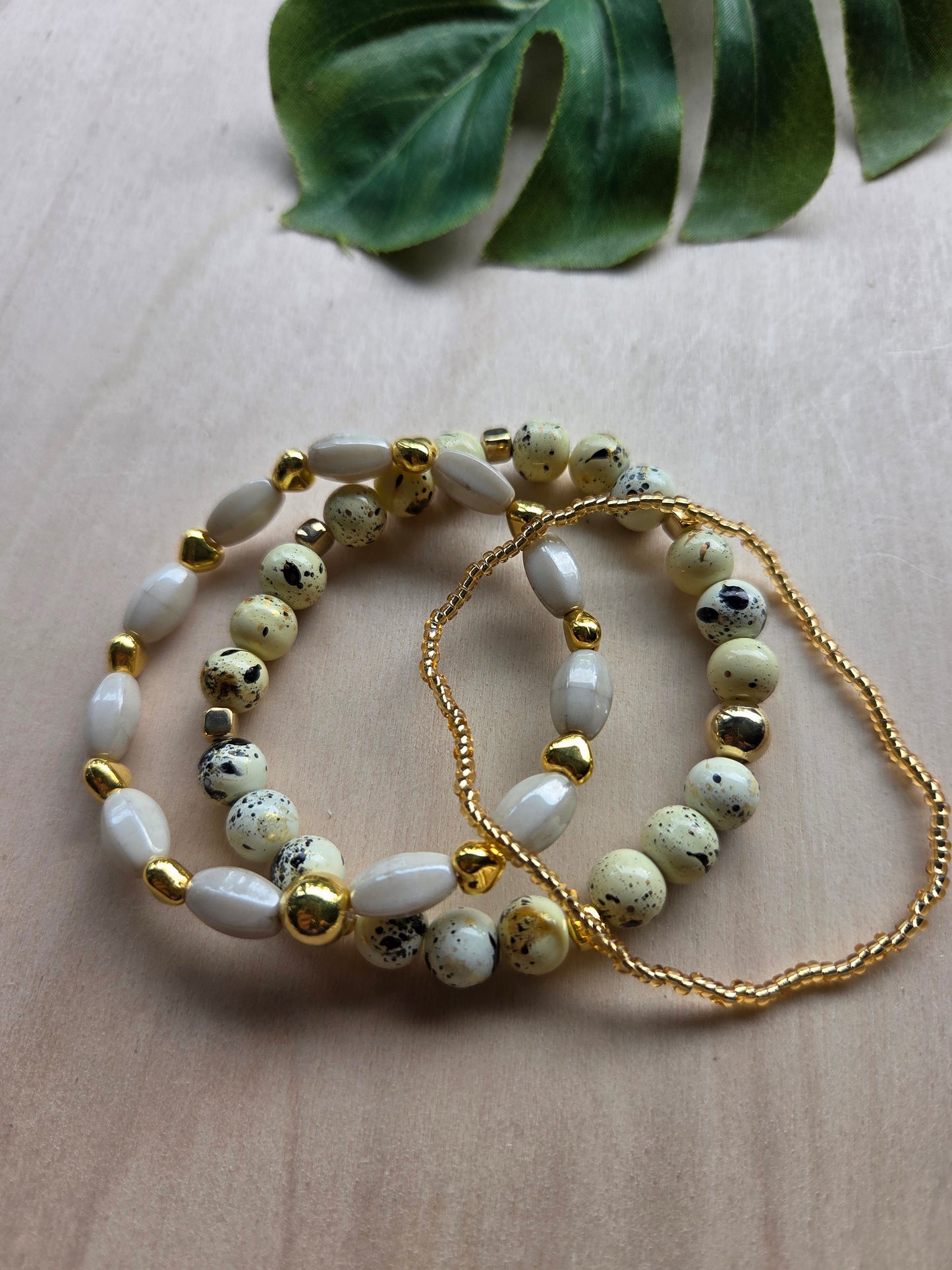 Armbänder Natur beige mit AH Kuss 4er-Set