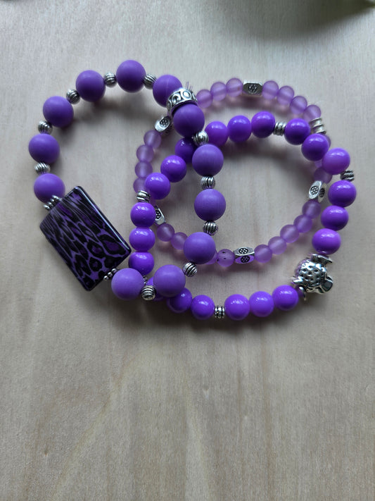 Armbänder Lila mit Leo Perle 3er- Set