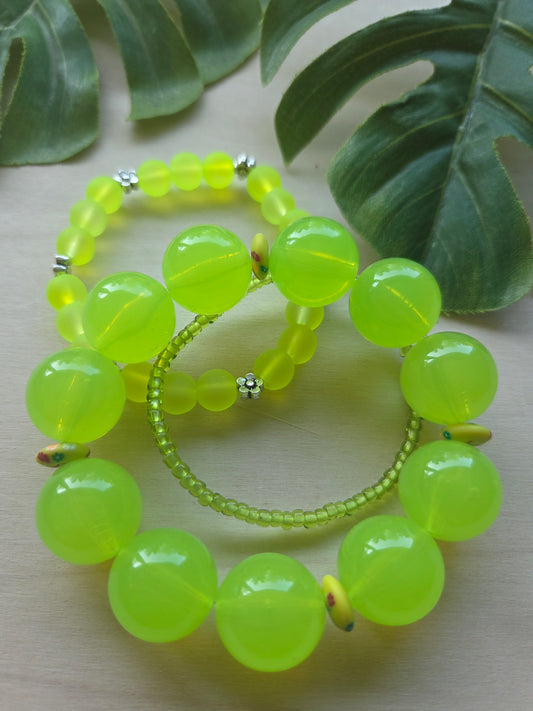 Armbänder Fb. Limonen grün mit Big Perlen /Blumen  3er-Set