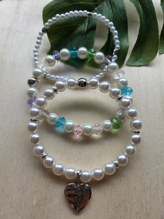 Armbänder weiß mit AH Herz und bunten Glas Perlen 3er- Set