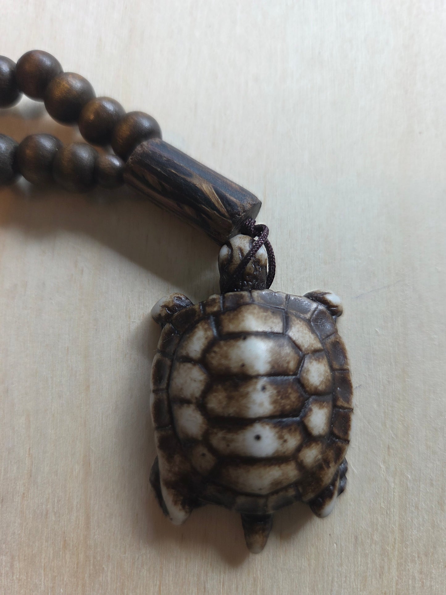 Halsketten mit AH Schildkröte braun