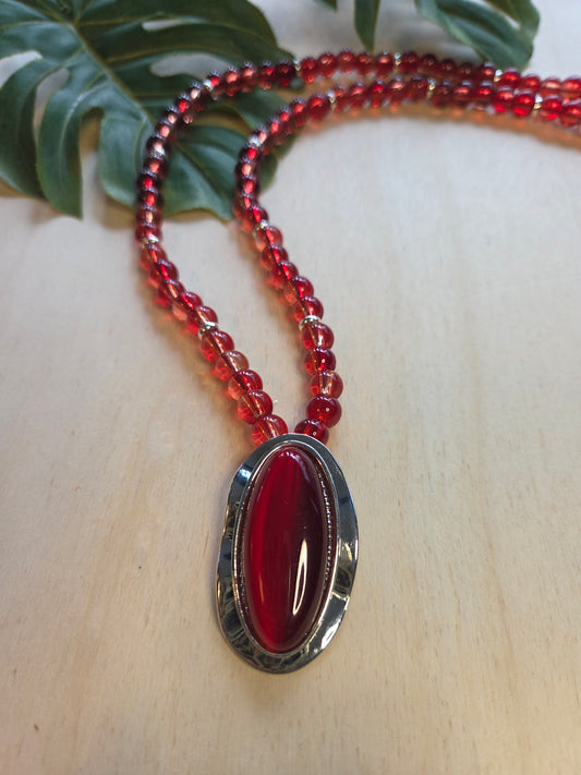 Halskette mit AH  Roter Stein