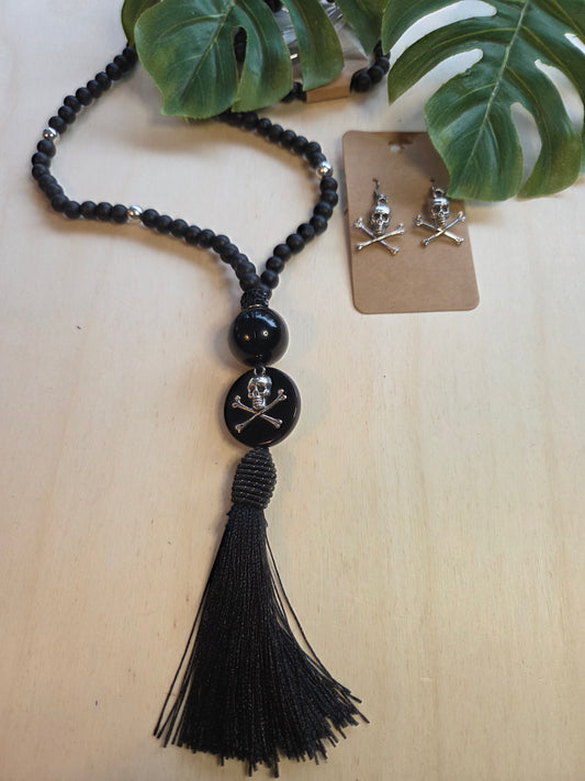 Halskette mit Totenkopf und Ohrringen