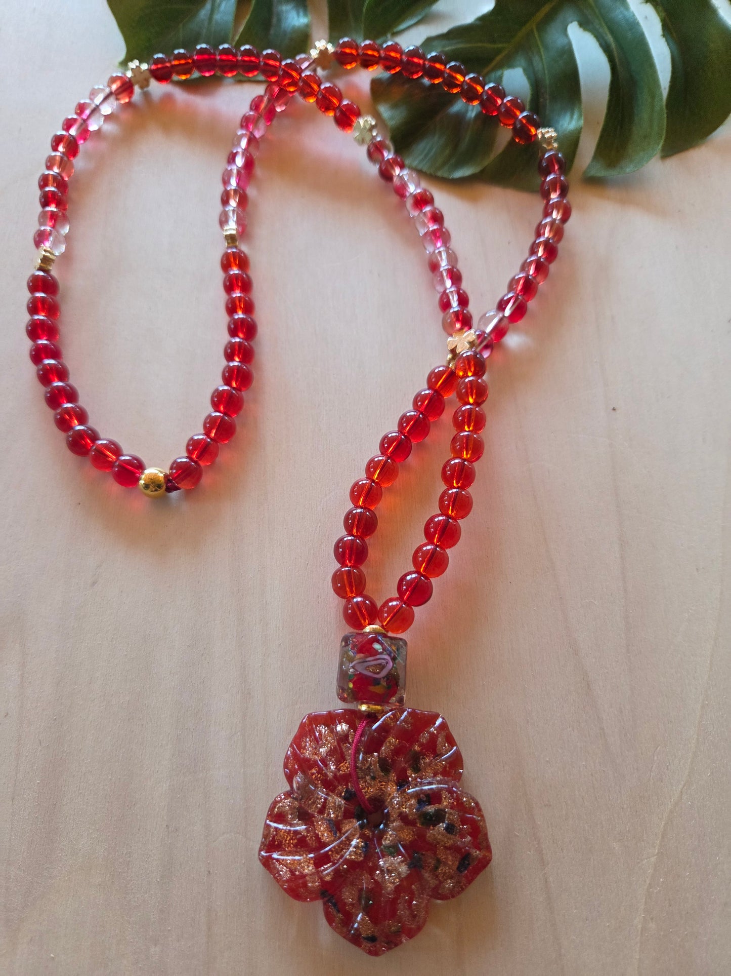 Halskette Glas Rot mit Glas Blüte