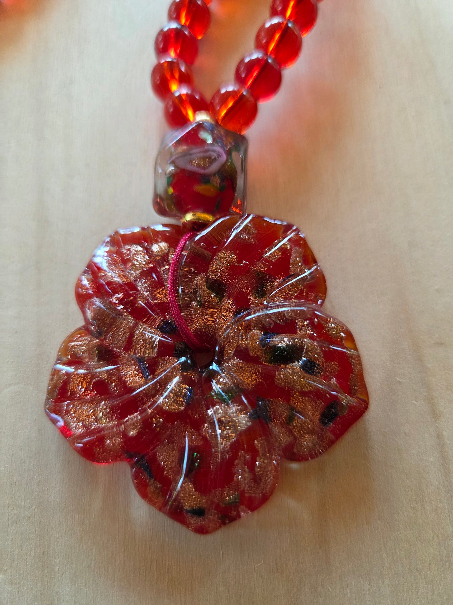 Halskette Glas Rot mit Glas Blüte