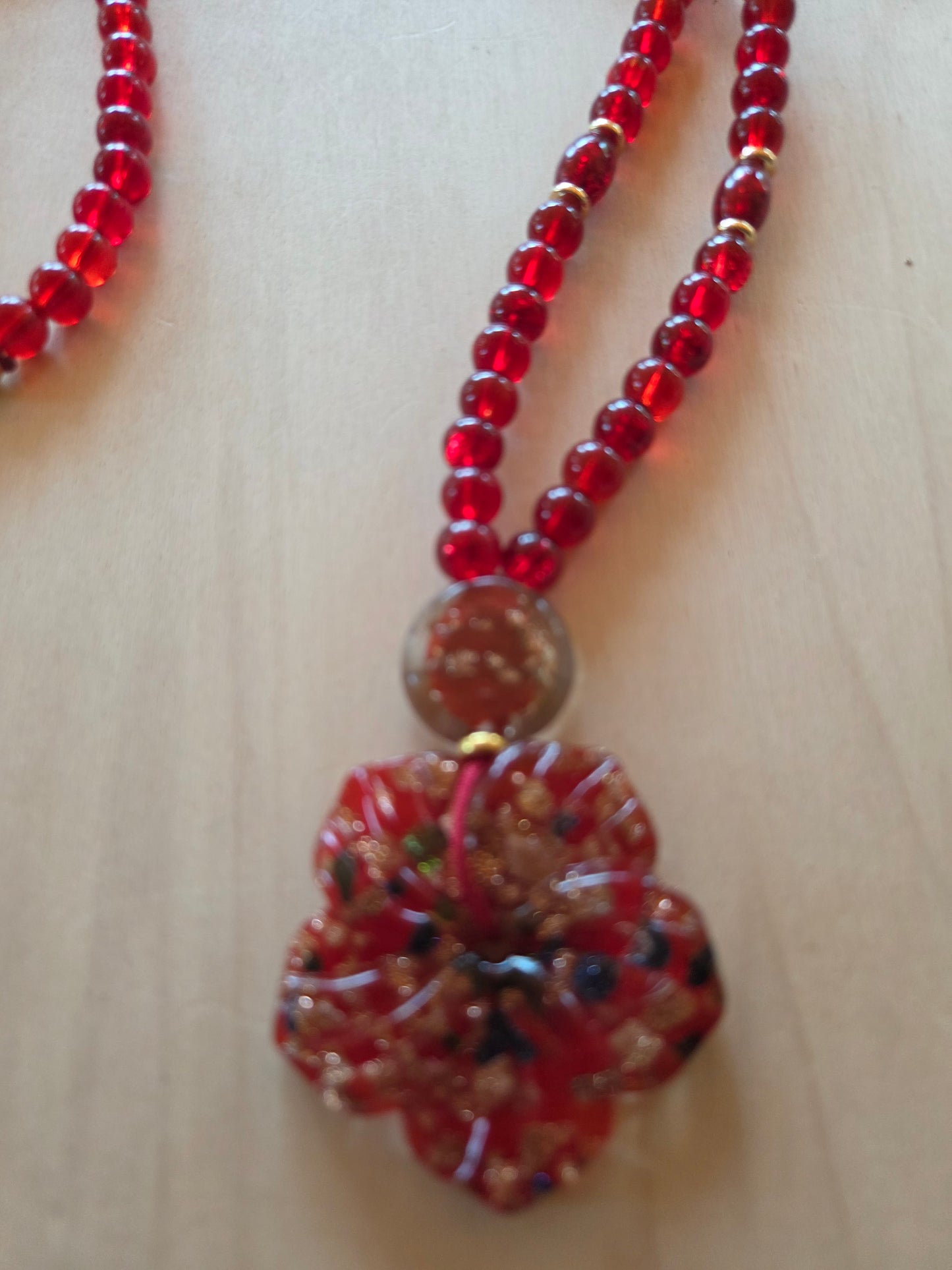Halskette glas rot mit Blüten Anhänger