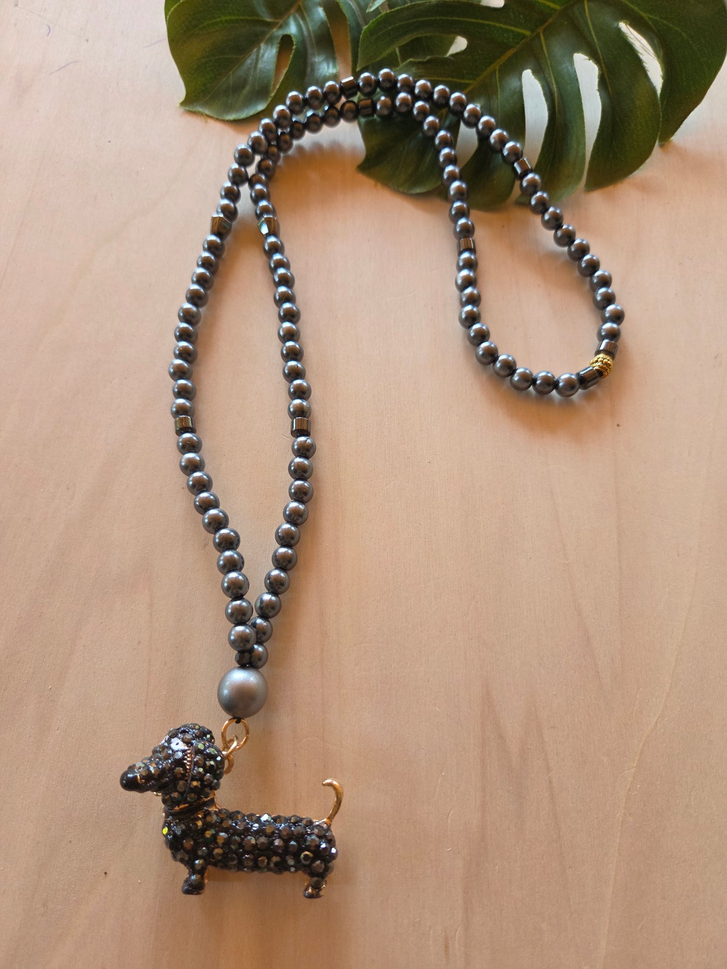 Halsketten mit grauen Perlen und Strass AH  Dackel