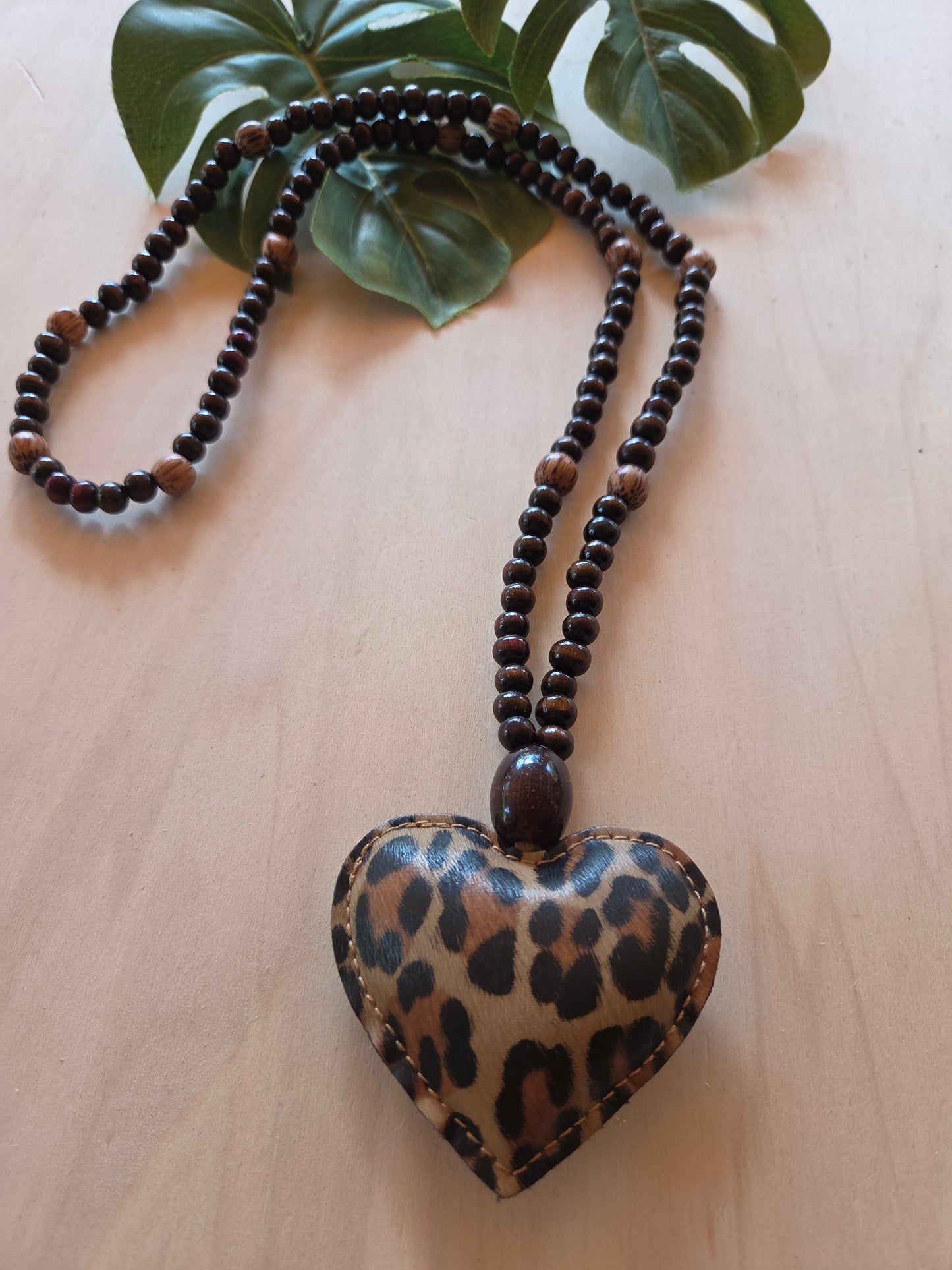 Halskette Holzperlen mit Leo Herz groß braun