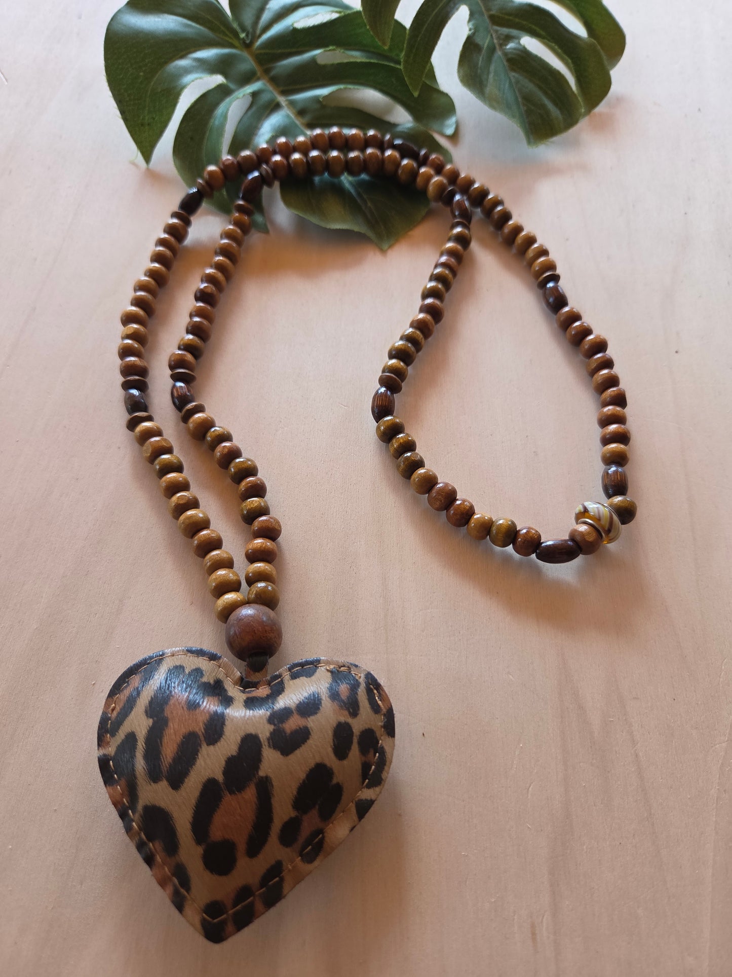 Halskette mit Holzperlen braun und Leo Herz groß