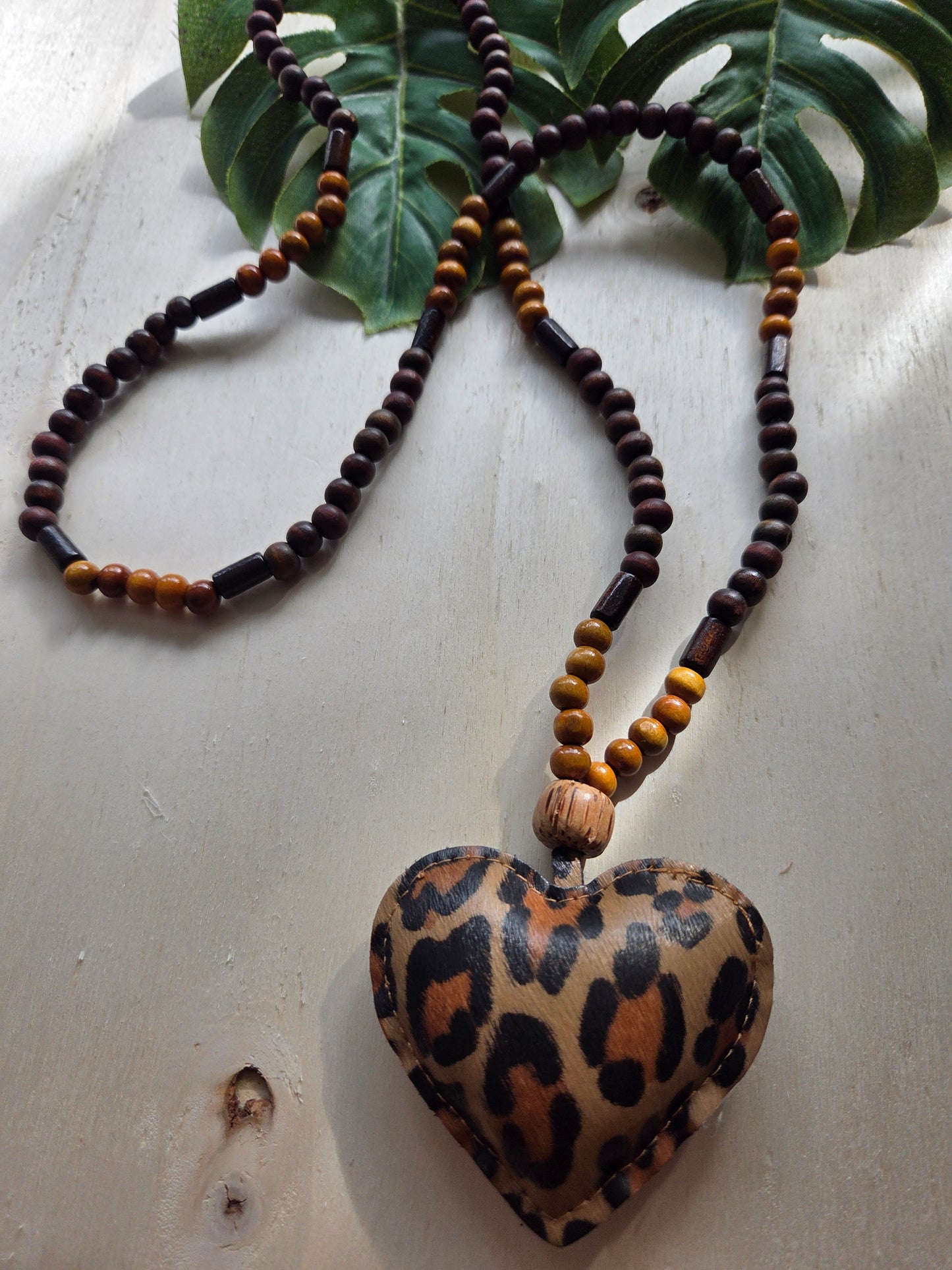 Halskette Holz braun mit Leo Herz Anhänger