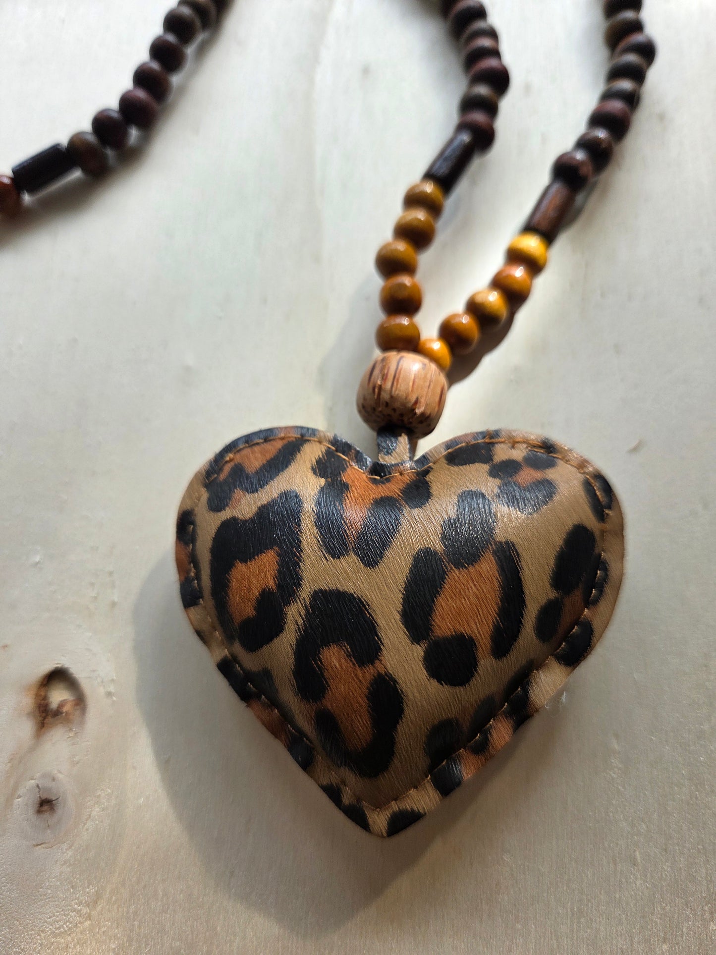 Halskette Holz braun mit Leo Herz Anhänger
