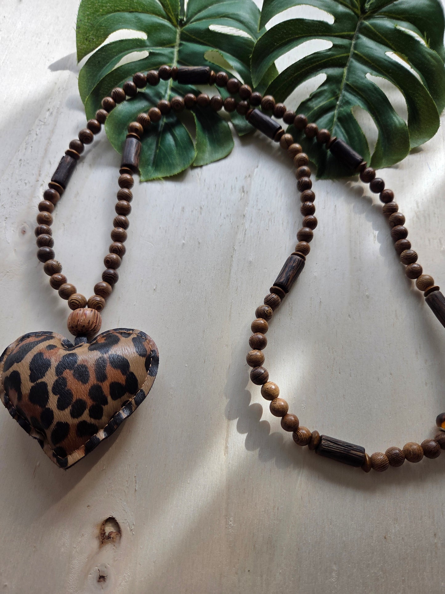 Halskette Holz Braun mit Leo Herz Anhänger
