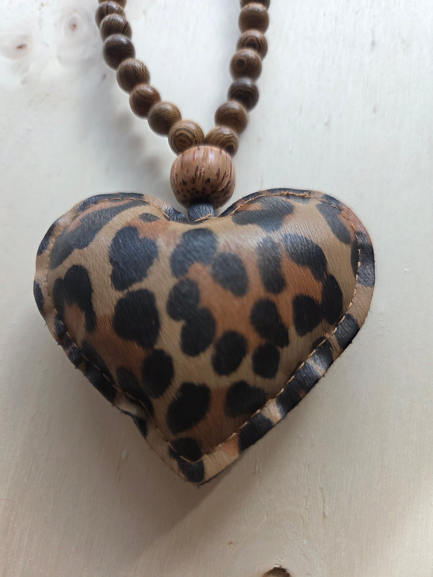 Halskette Holz Braun mit Leo Herz Anhänger