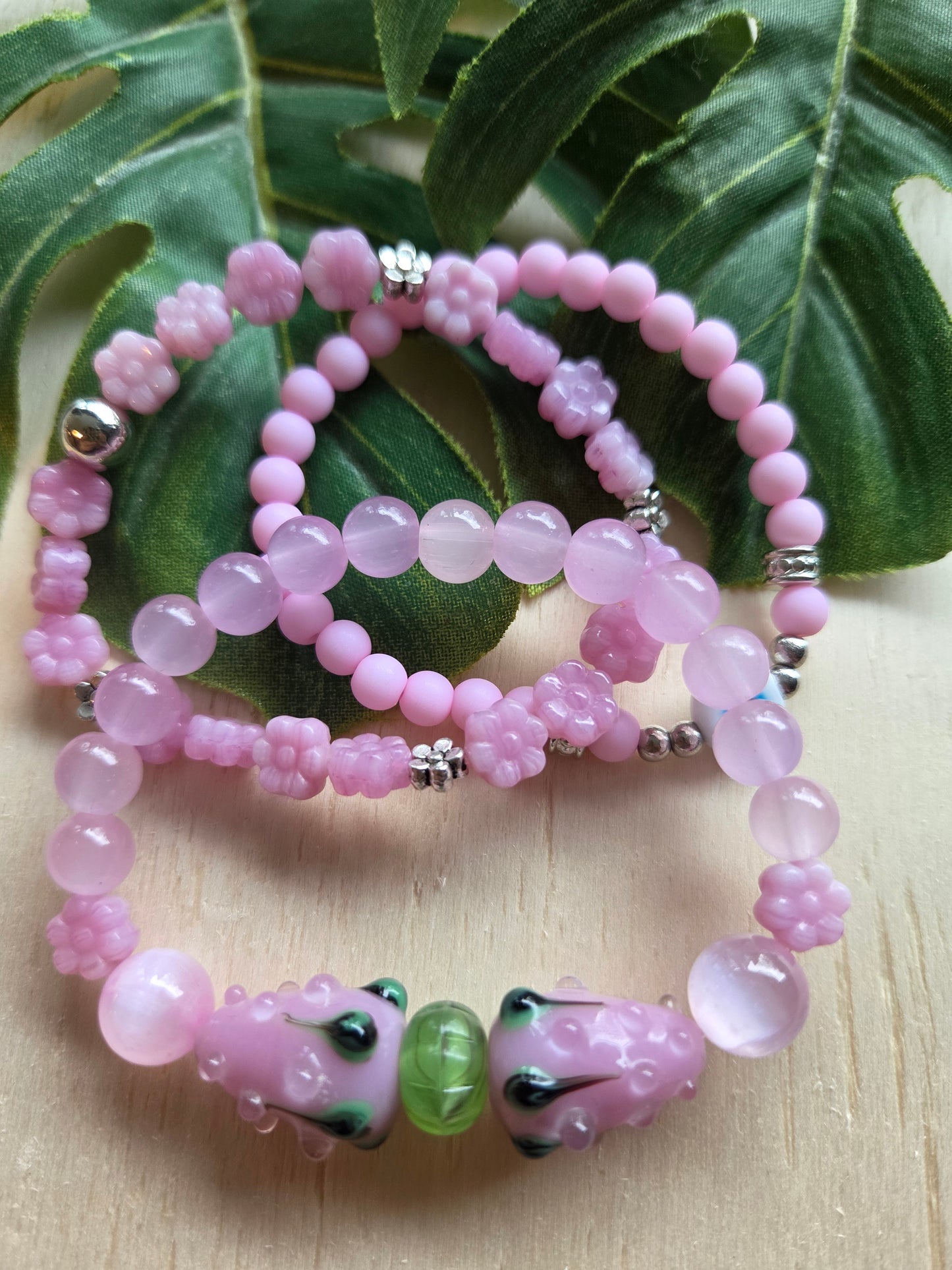 Armbänder 3 er Set Rosa  mit schönen Blüten Glasperlen
