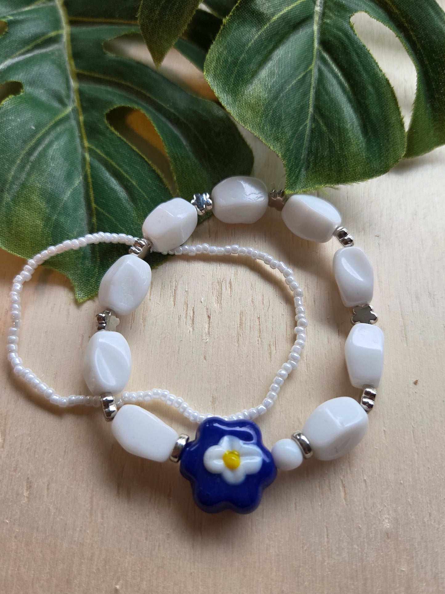 Armbänder 3er Set Perlen mit Blüten weiß/blau
