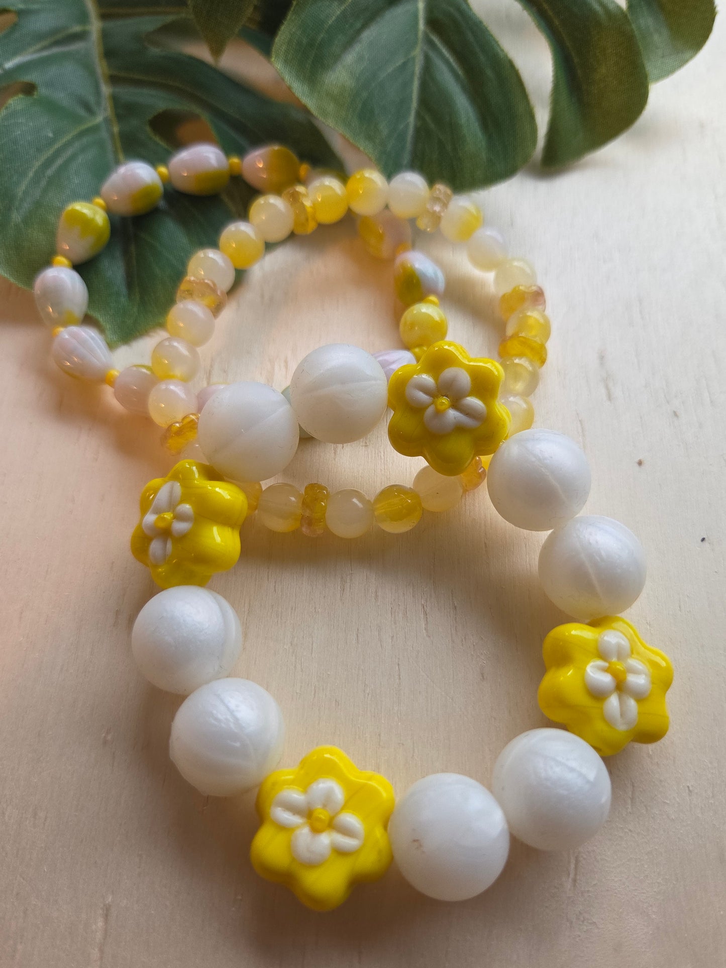 Armbänder 3er Set weiß/gelb Perlen mit Blüten
