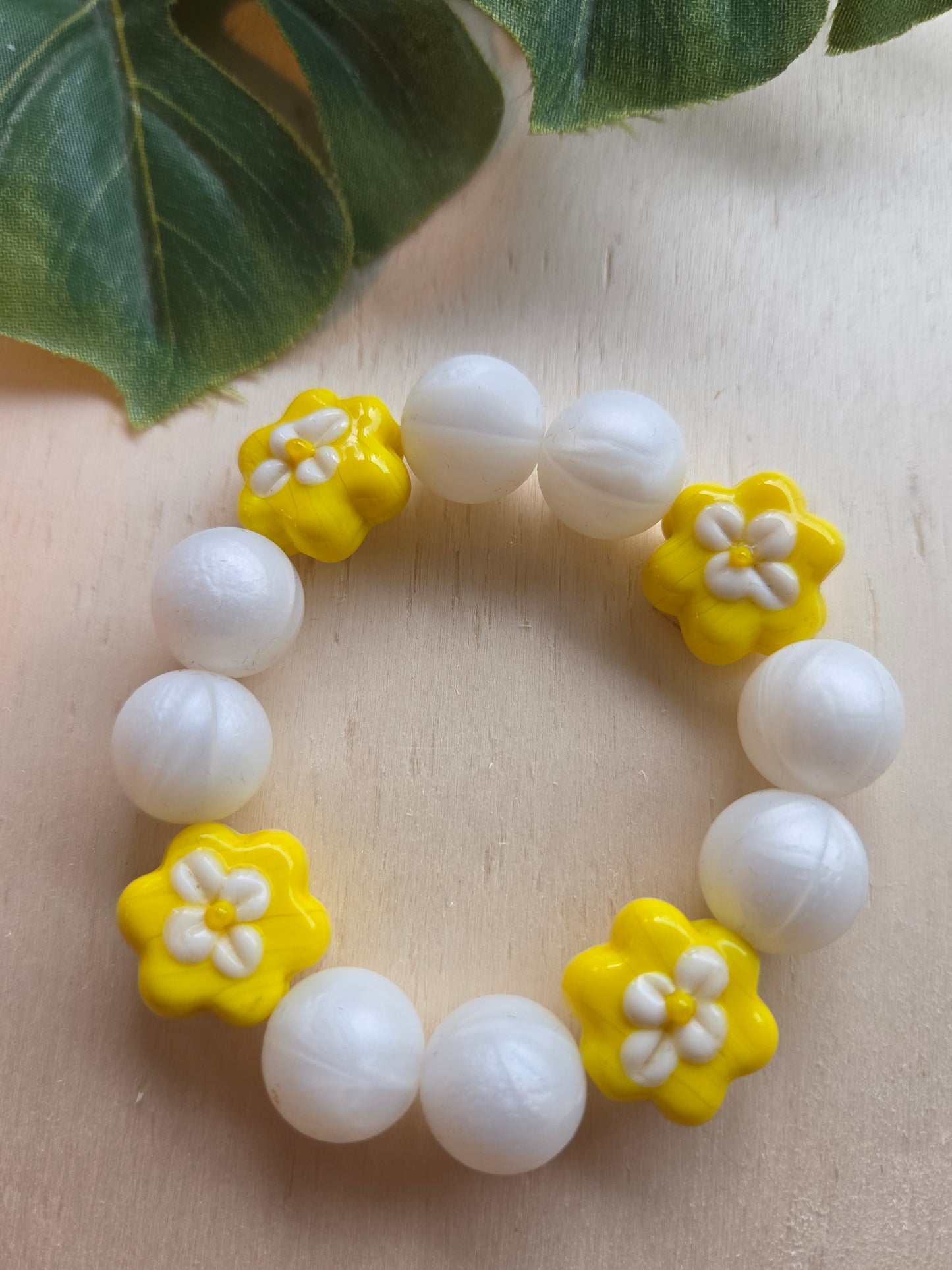 Armbänder 3er Set weiß/gelb Perlen mit Blüten