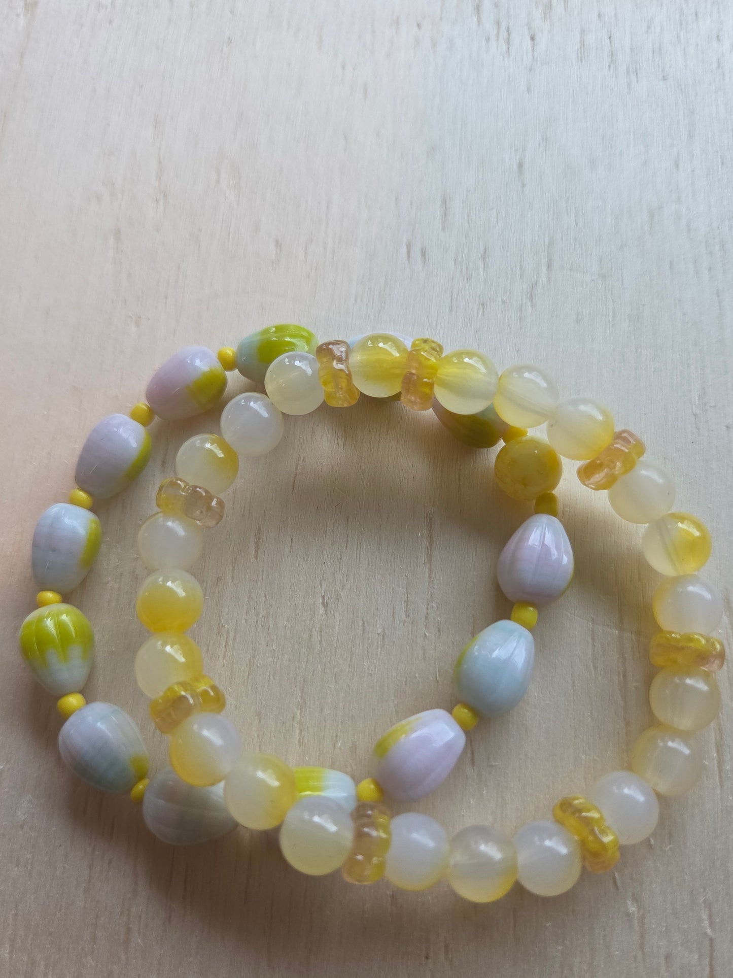 Armbänder 3er Set weiß/gelb Perlen mit Blüten
