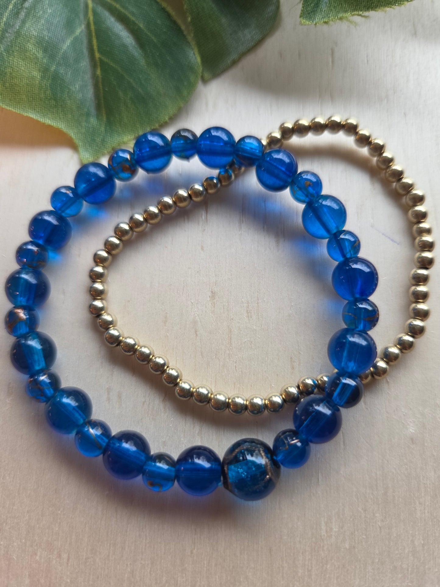 Armbänder 3er Set Glas Perlen blau und Goldfarbe